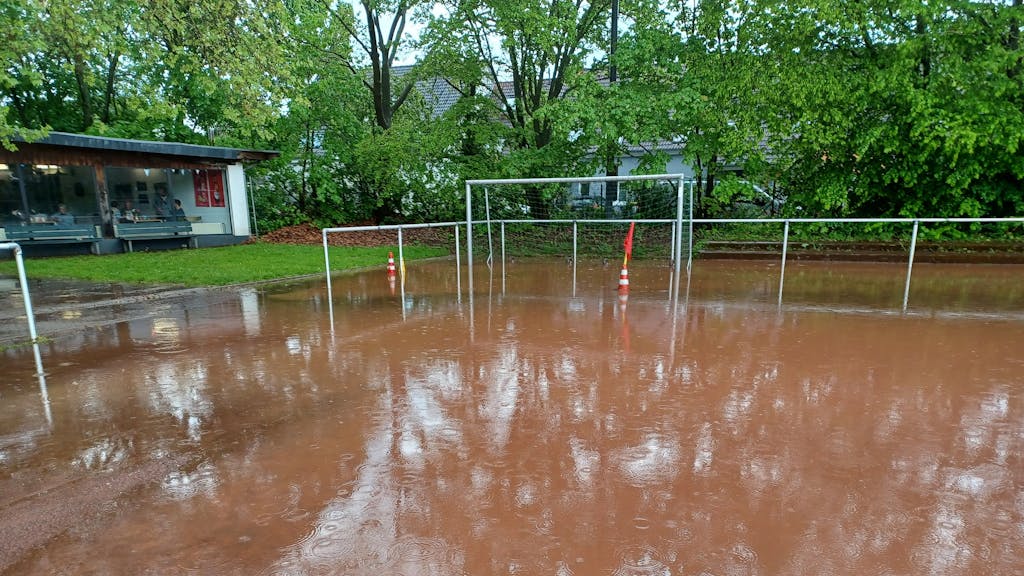 Der Fußballplatz des RSV Rath-Heumar steht unter Wasser.
