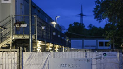 Wohncontainer der kommunalen Erstaufnahmeeinrichtung in Köln II sind am Morgen beleuchtet. Bund und Länder suchen bei einem Spitzentreffen in Berlin nach Lösungen im Streit über die Aufteilung der Kosten für die Versorgung von Flüchtlingen. (Zu dpa: «Gipfel berät über Flüchtlingsfrage») +++ dpa-Bildfunk +++