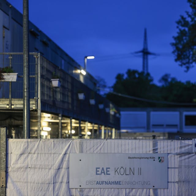 Wohncontainer der kommunalen Erstaufnahmeeinrichtung in Köln II sind am Morgen beleuchtet. Bund und Länder suchen bei einem Spitzentreffen in Berlin nach Lösungen im Streit über die Aufteilung der Kosten für die Versorgung von Flüchtlingen. (Zu dpa: «Gipfel berät über Flüchtlingsfrage») +++ dpa-Bildfunk +++