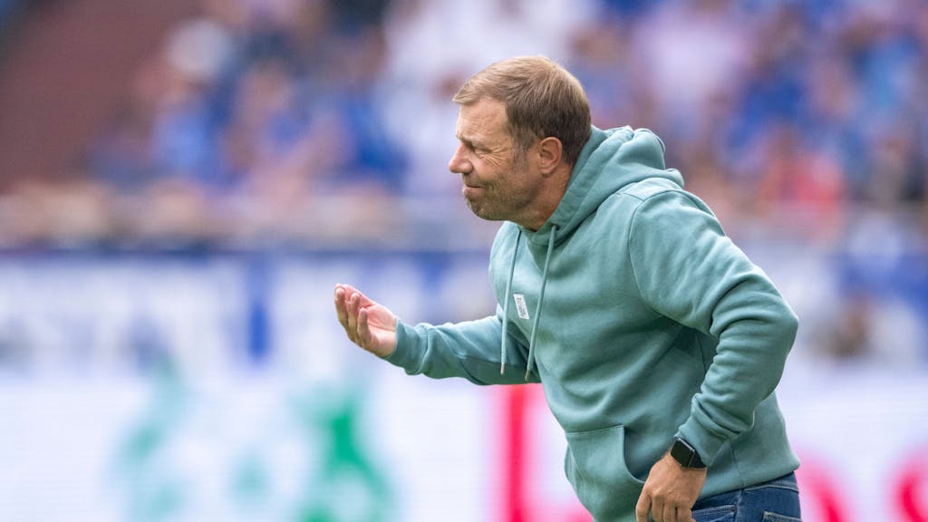 Schalkes Trainer Frank Kramer gibt Anweisungen.&nbsp;