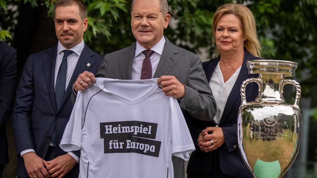 Turnierdirektor Philipp Lahm, Bundeskanzler Olaf Scholz und Bundesinnenministerin Nancy Faeser (v.l.n.r) posieren für ein Foto.