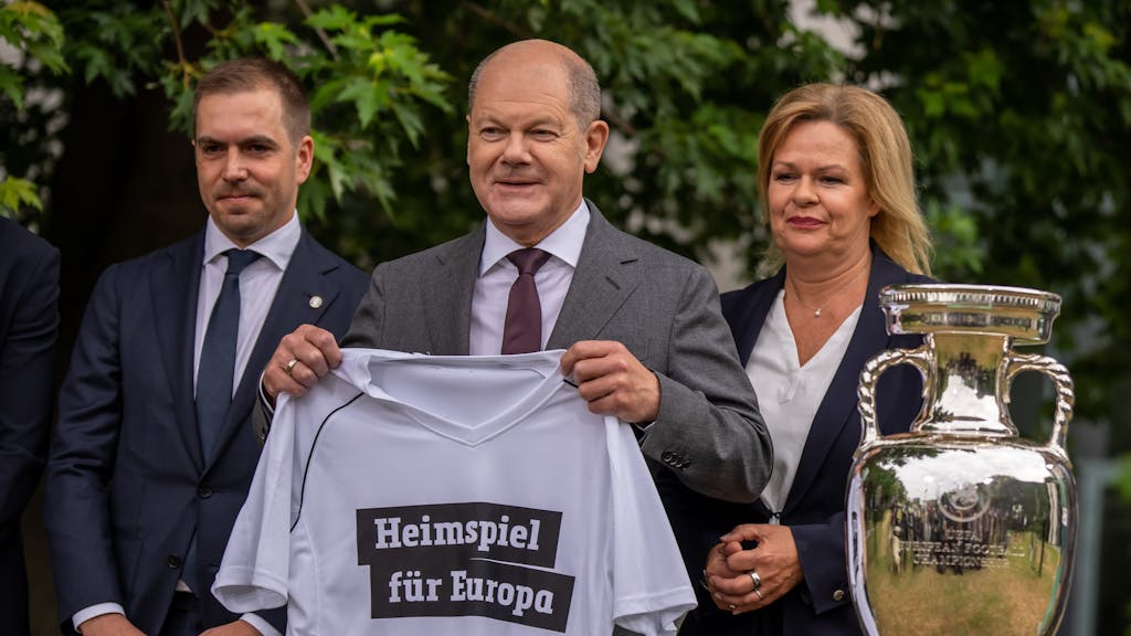 Turnierdirektor Philipp Lahm, Bundeskanzler Olaf Scholz und Bundesinnenministerin Nancy Faeser (v.l.n.r) posieren für ein Foto.