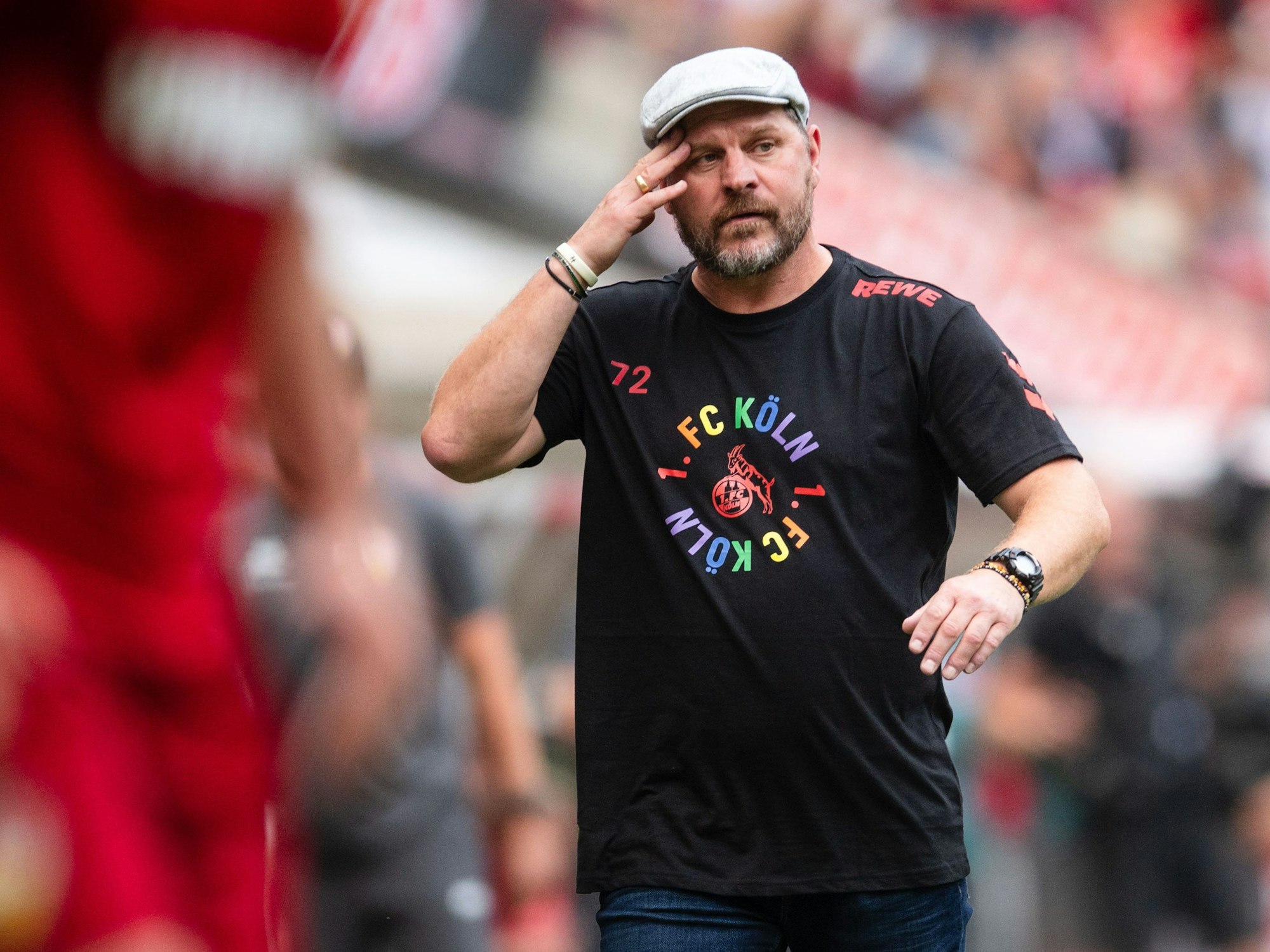 Kölns Trainer Steffen Baumgart reagiert an der Seitenlinie.