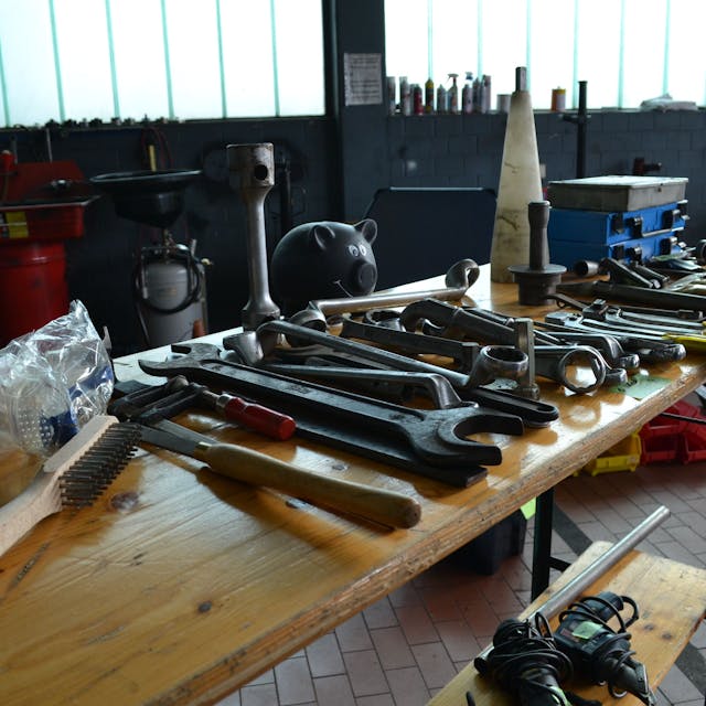 Werkzeuge liegen auf einer Bierbank.
