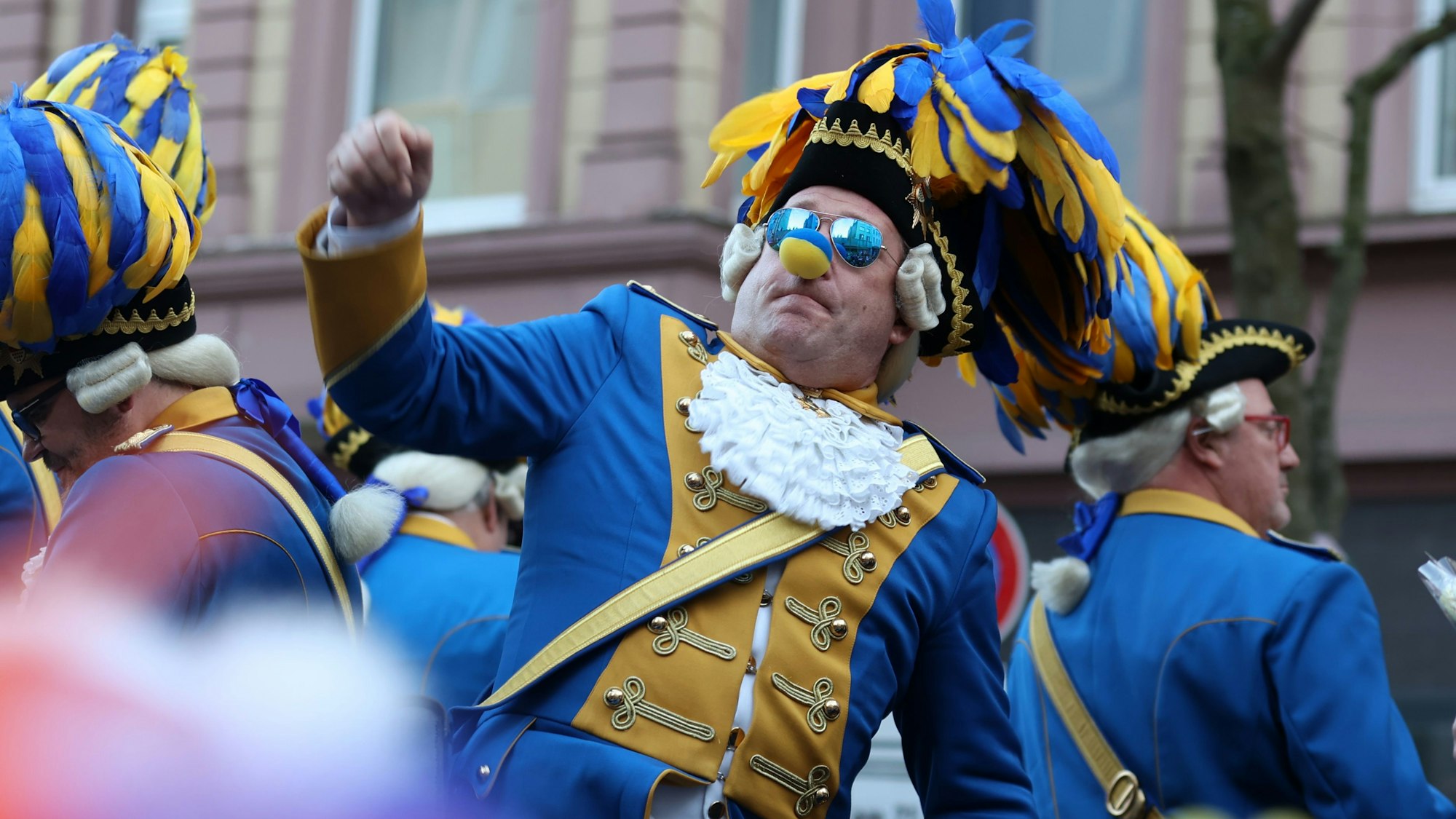 Ehrenfelder Bürgergarde „blau-gold“ mit Pappnase.