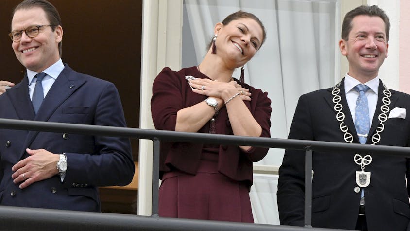 Prinzessin Victoria (m) und Prinz Daniel (l) von Schweden stehen auf dem Balkon des Rathauses mit dem Jan D. Oker-Blom, Bürgermeister von Lovisa.