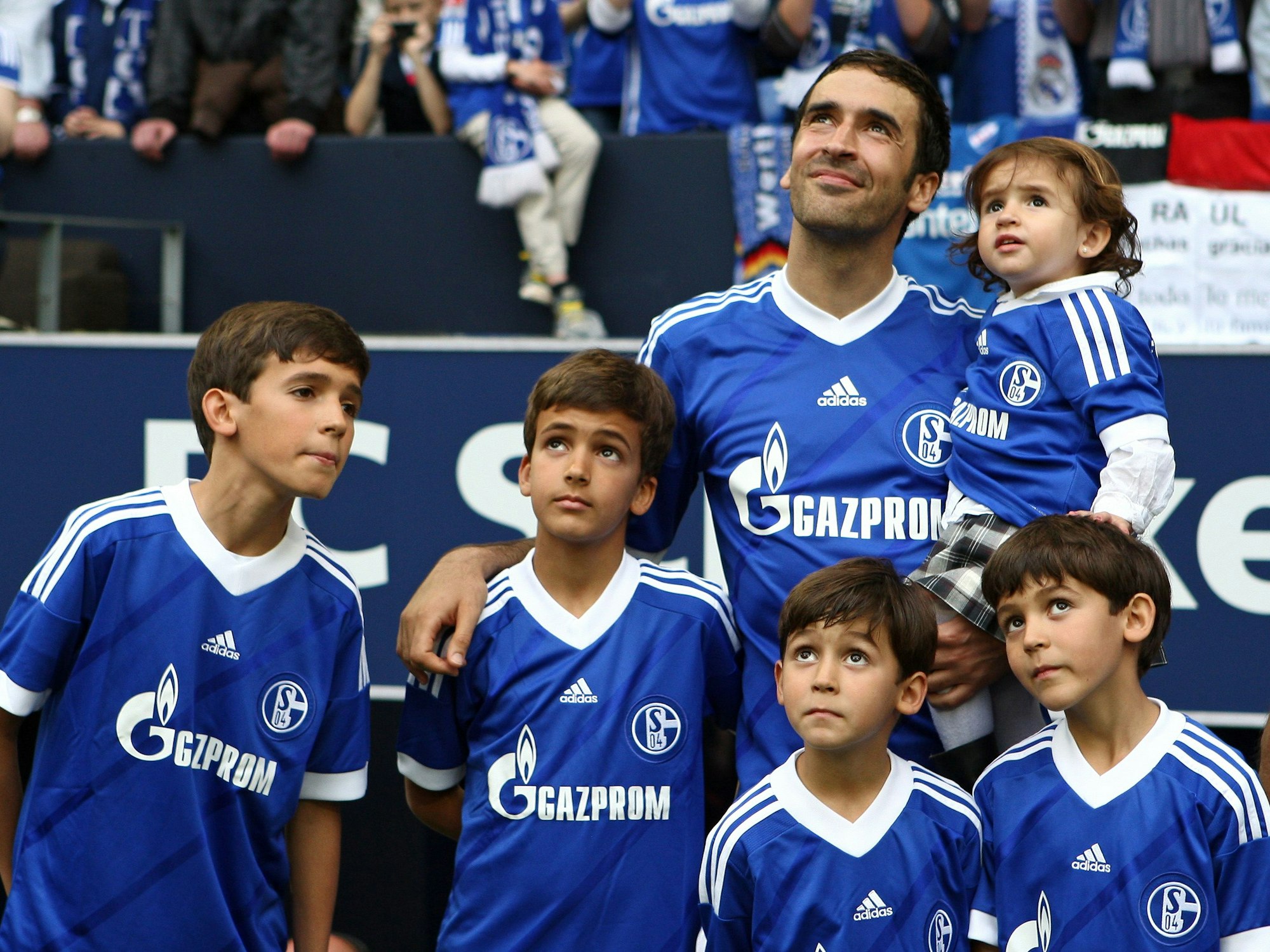 Raúl lächelt mit seinen Kindern bei seiner Schalke-Verabschiedung.