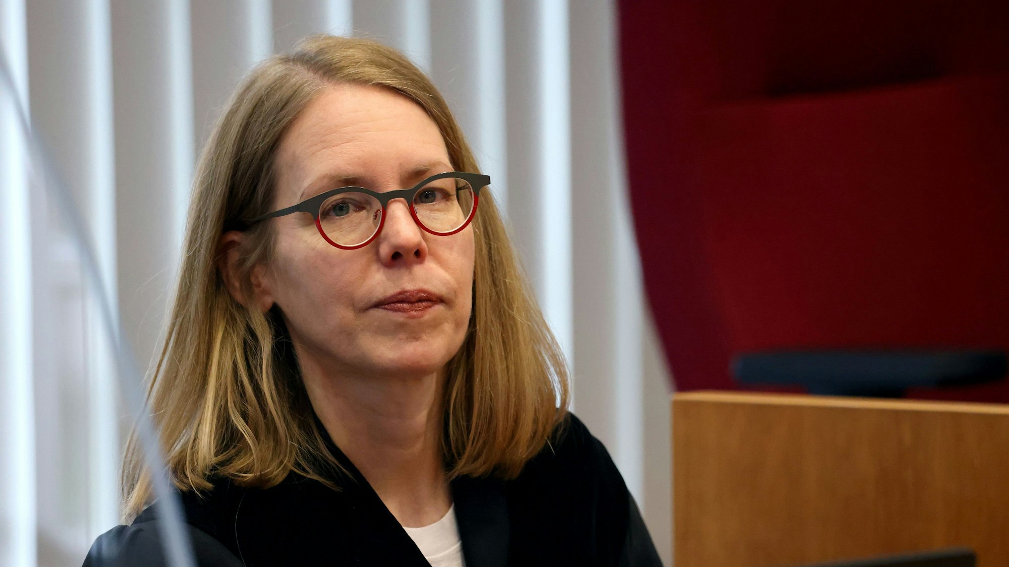 Anne Brorhilker, Kölner Staatsanwältin, sitzt im Gerichtssaal.