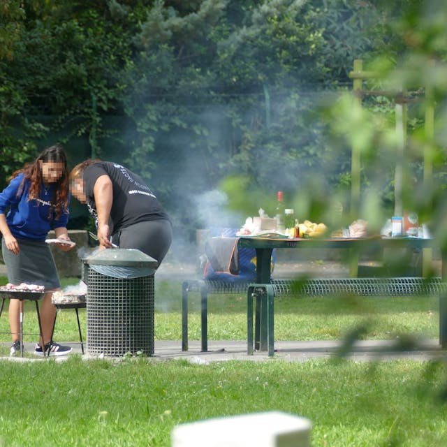 Die Geflüchteten grillen gerne an den Picknick-Tischen und lassen ihren Müll laut Anwohnern teilweise liegen.
