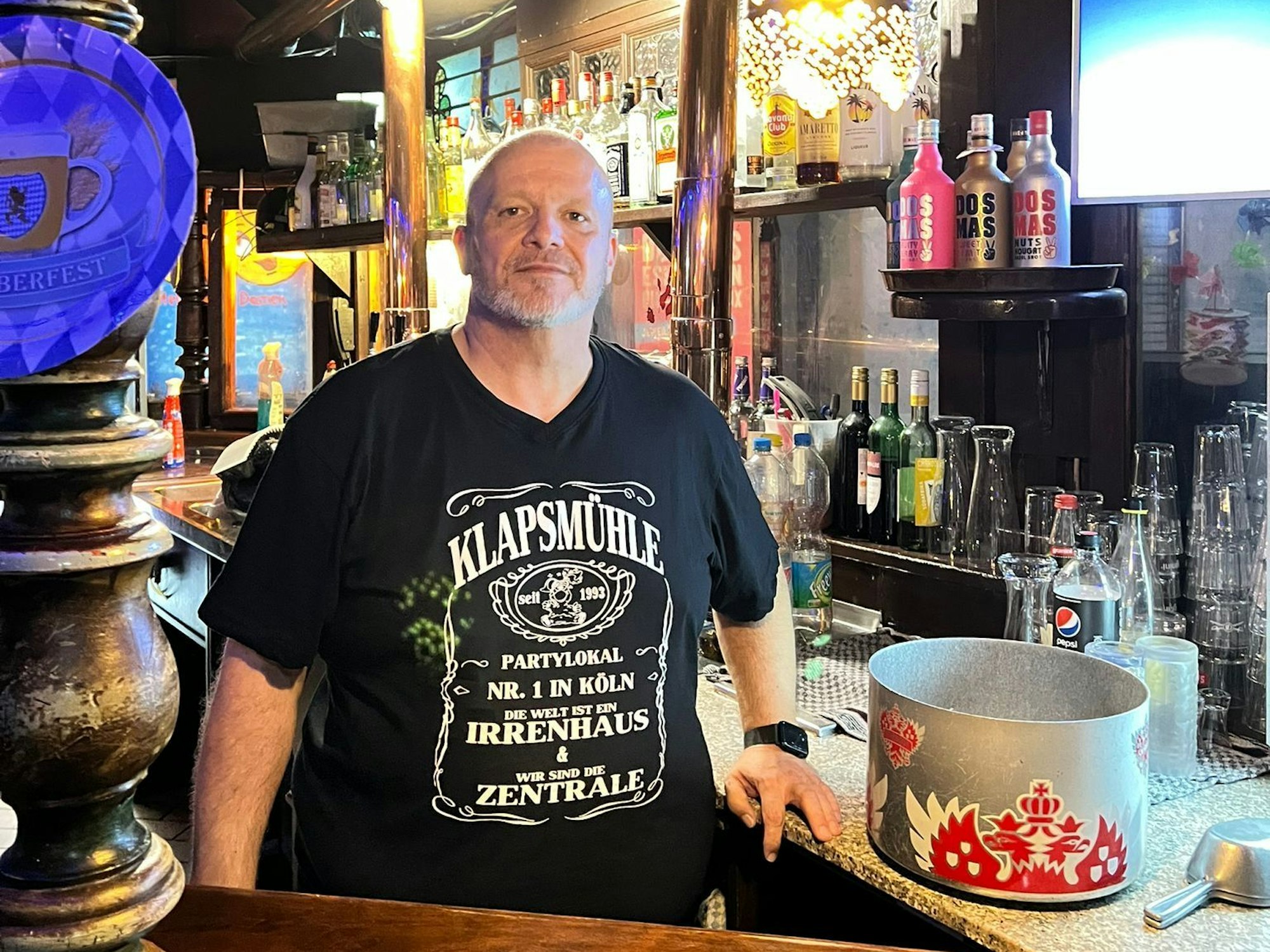 Geschäftsführer Jörg Hohlbein alias „Schorse“ an der Bar des Kölner Kult-Clubs Klapsmühle