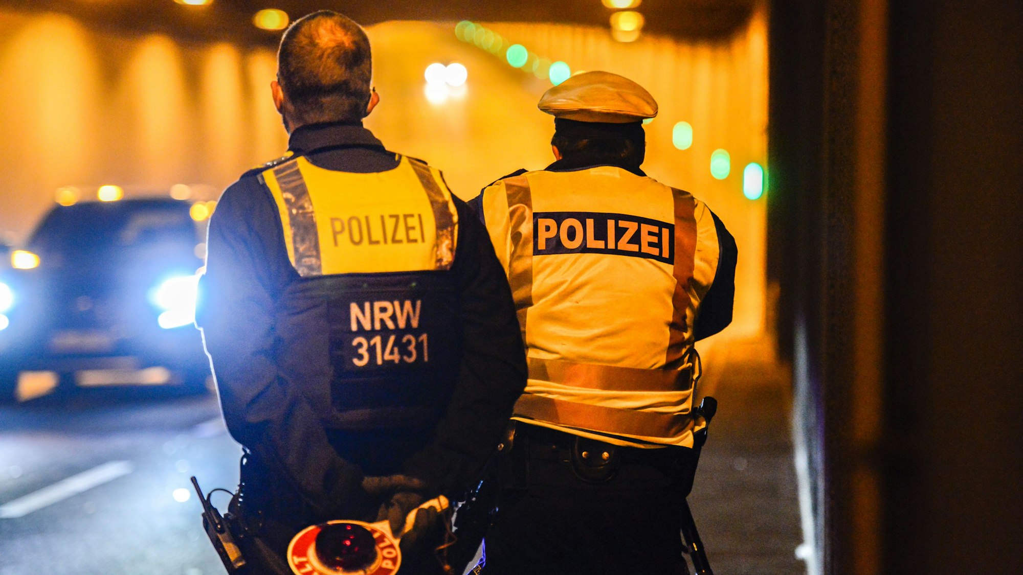 Polizei führt Geschwindigkeitskontrollen am Rheinufertunnel durch.