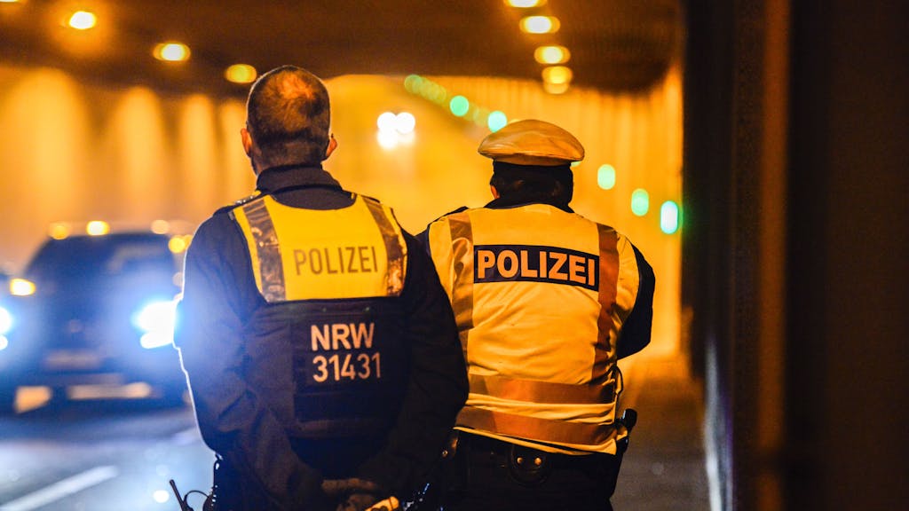 Polizei führt Geschwindigkeitskontrollen am Rheinufertunnel durch.