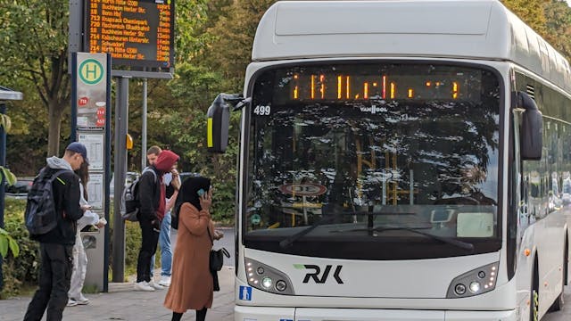 Auf dem Foto ist die Stadtbus-Linie 720 der Stadtwerke Hürth zu sehen.