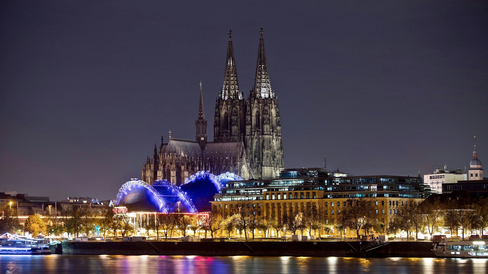 Der Kölner Dom von weitem bei Nacht.