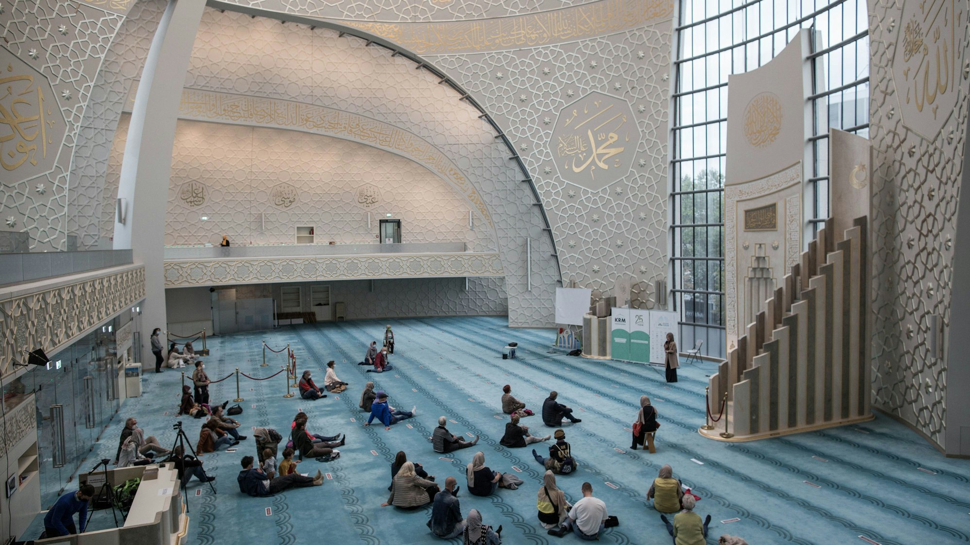 Köln: Besucher sitzen am Tag der offenen Moschee in der Ditib-Zentralmoschee.