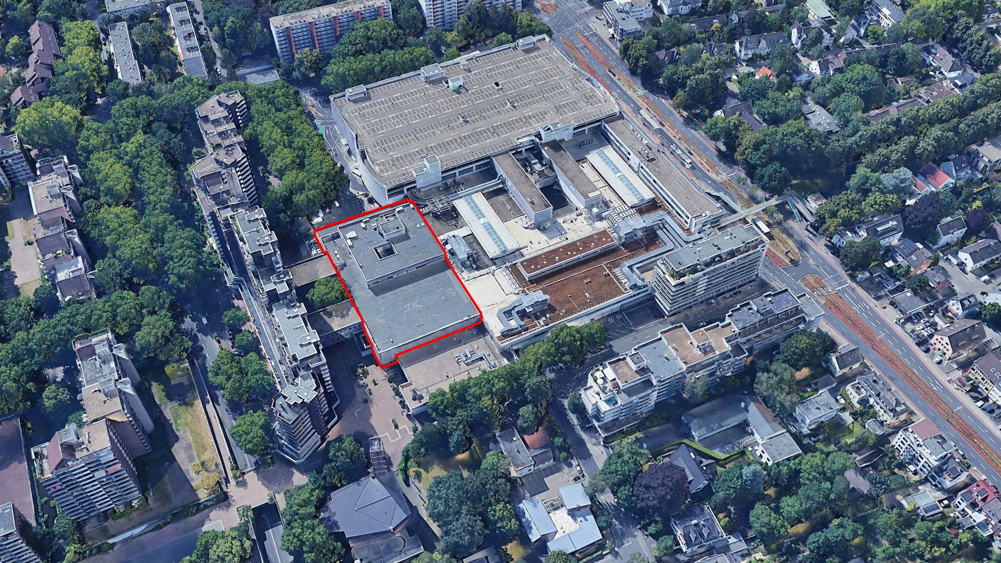 Das Einkaufszentrum Rhein-Center in Weiden an der Aachener Straße (rechts im Bild). Ein eigenständiger Gebäudeteil des Komplexes (rot hervorgehoben), in dem früher das Warenhaus Kaufhof beheimatet war, hat nun den Besitzer gewechselt.