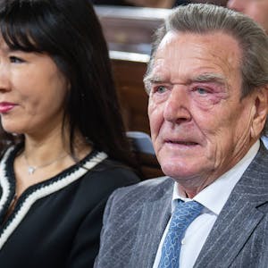 Feierlichkeiten zum Tag der Deutschen Einheit im Jahr 2023: Gerhard Schröder mit Ehefrau So-yeon Schröder-Kim beim ökumenischen Festgottesdienst im Hamburger Michel.