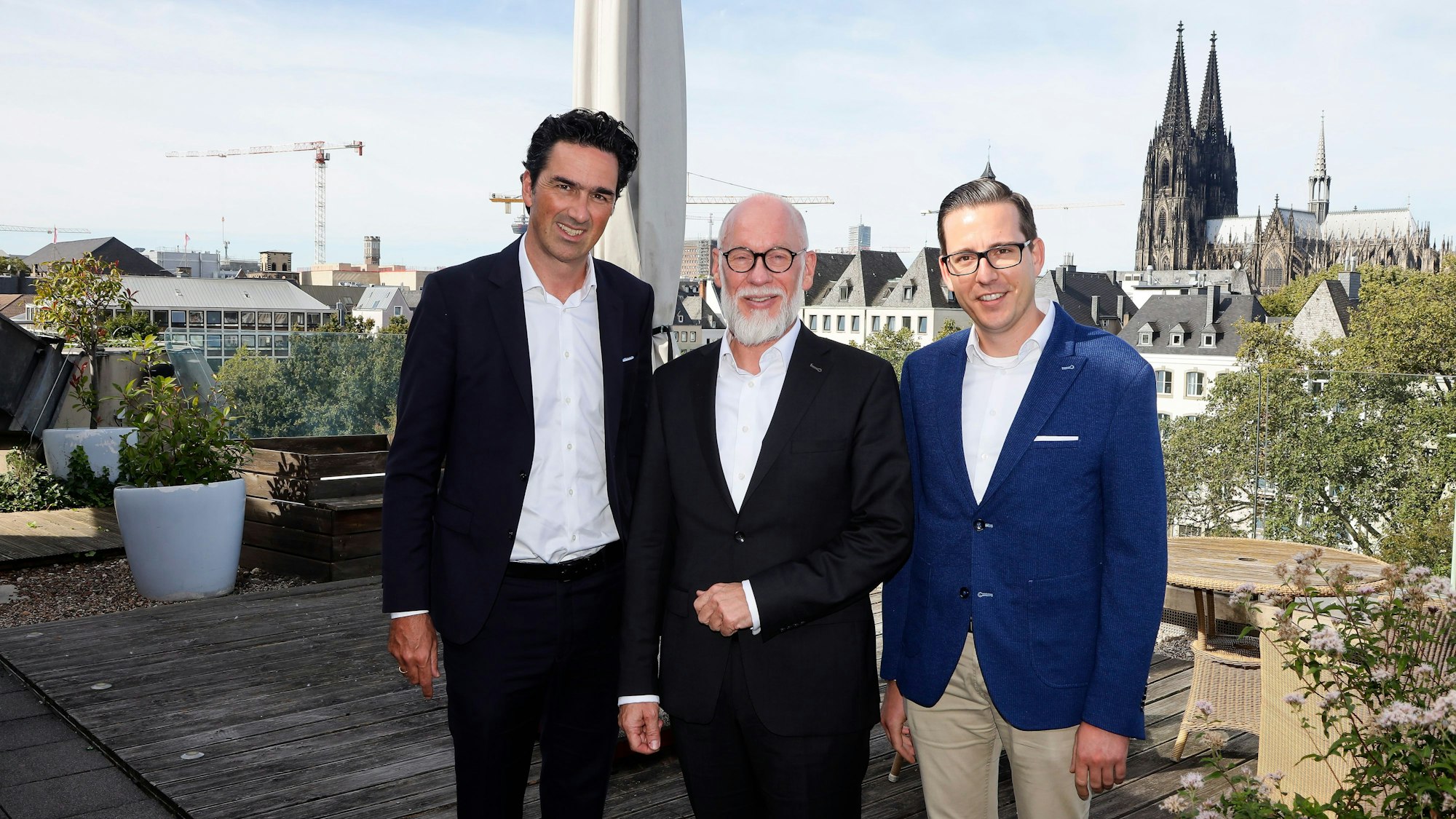 Peter Ebertz (Art-Invest), Hoteldirektor Henrik Große Perdekamp und Constantin Hoss (Art-Invest) auf dem Dach des Hotels mit Panorama-Blick