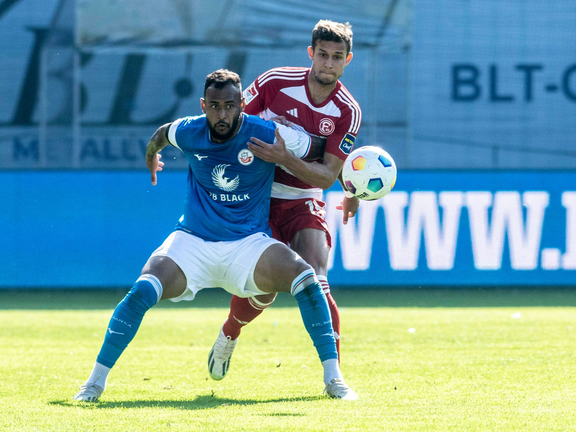 Fortuna-Verteidiger Tim Oberdorf, hier am 16. September 2023 im Spiel beim FC Hansa Rostock, hat seinen Vertrag in Düsseldorf verlängert.