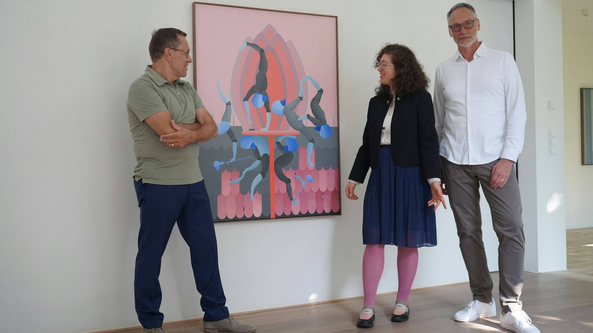 Die Künstlerin Rimma Arslanov mit einem ihrer Bilder sowie den Galeriebetreibern Helmut Doll und Frank Gunzelmann.