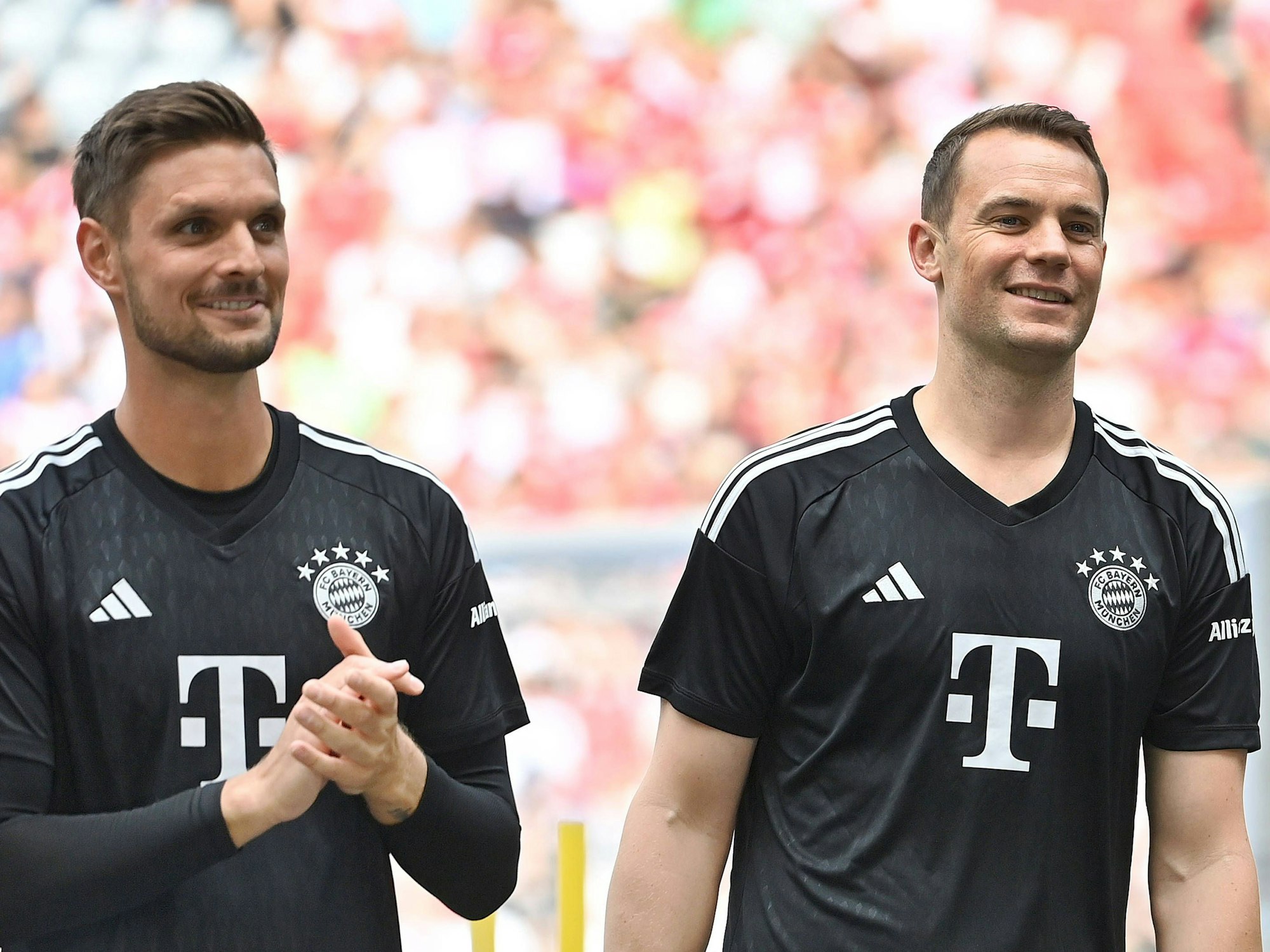 Sven Ulreich neben Manuel Neuer. Beide lachen.
