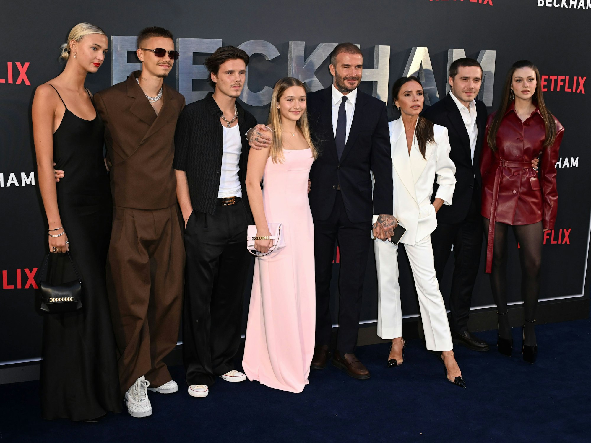 Mia Regan, Romeo Beckham, Cruz Beckham, Harper Beckham, David Beckham, Victoria Beckham, Brooklyn Beckham und Nicola Peltz bei der Premiere ihrer Serie in London.