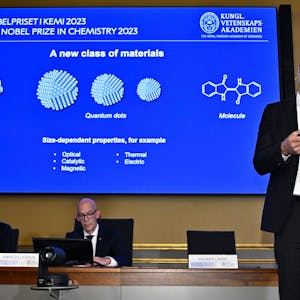 Stockholm: Das Nobelkomitee für Chemie Heiner Linke (r), präsentiert die Arbeiten der Gewinner des Nobelpreises für Chemie 2023 während einer Pressekonferenz in der Königlichen Akademie der Wissenschaften.