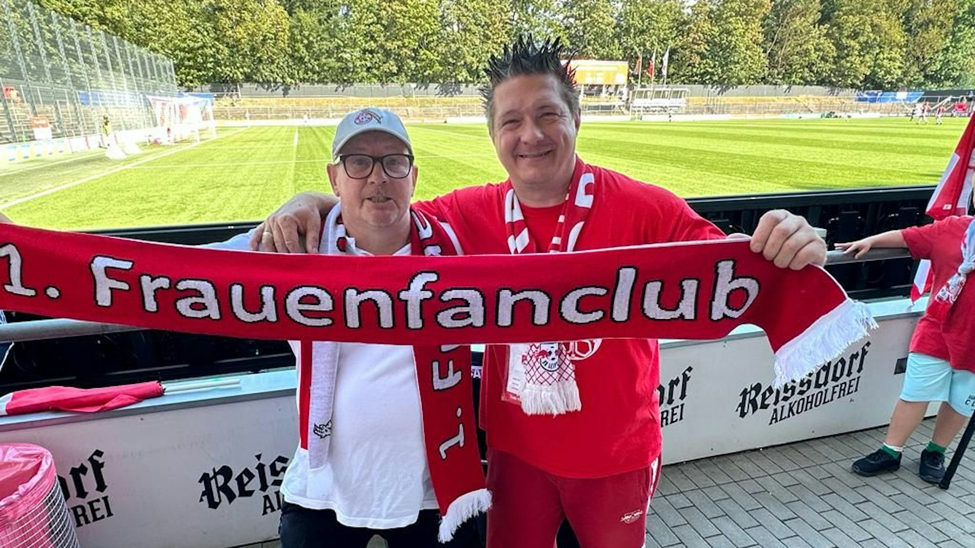 Bernd Mathia (rechts) vom 1. Frauenfanclub Rut Wiess mit einem Vertreter der Fans von RB Leipzig.