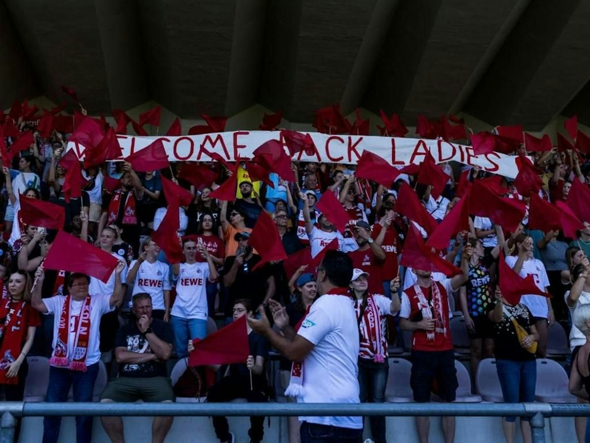 Fans auf der Tribüne im Franz-Kremer-Stadion feuern die FC-Damen an.