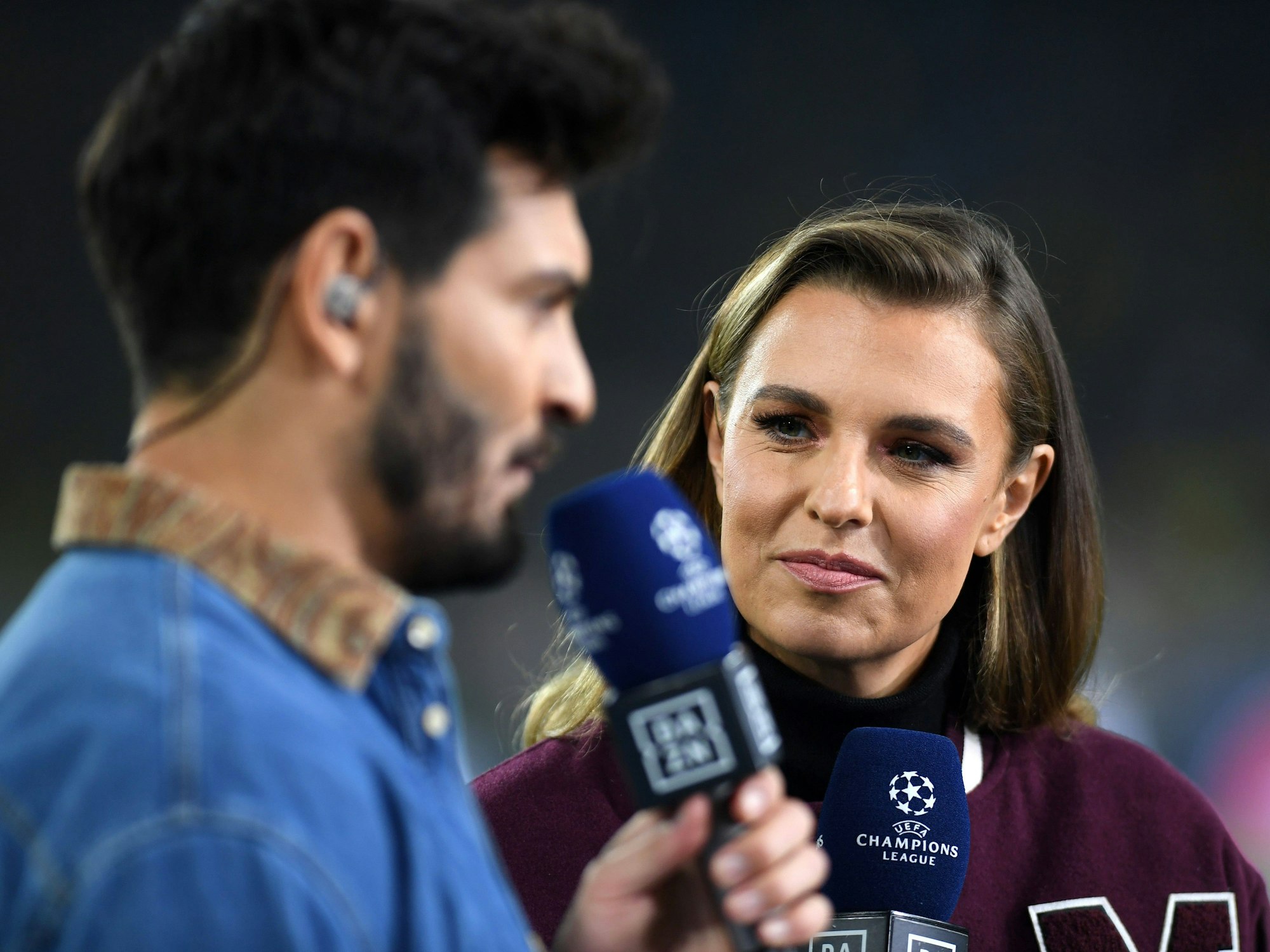 Laura Wontorra mit DAZN-Experte Jonas Hummels vor dem Spiel zwischen Borussia Dortmund und Milan.