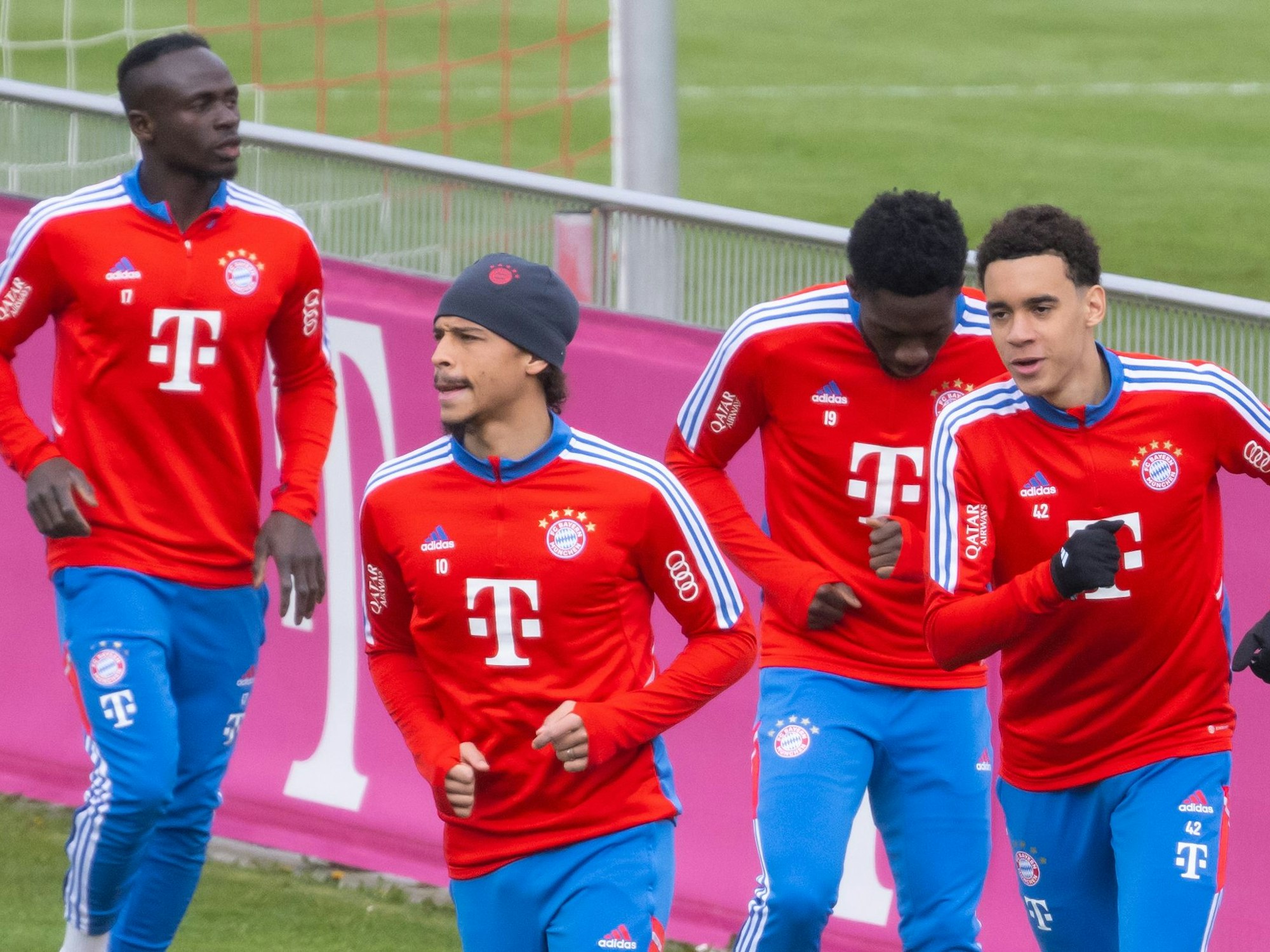 Sadio Mane, Leroy Sane, Alphonso Davies und Jamal Musiala (v.l.) laufen im Traning des FC Bayern München