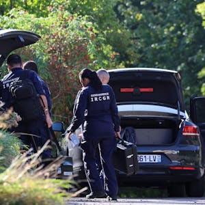Mehrere französische Polizisten durchsuchen in der Nähe von Saint-Blaise-la-Roche ein Haus und den blauen Renault Clio eines möglichen Verdächtigen. Die 15 Jahre alte Lina ist seit mehr als zehn Tagen spurlos verschwunden.
