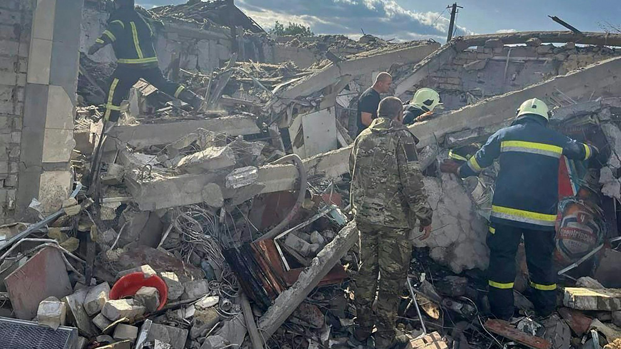 Raketenangriff auf Hroza: Ukrainische Sicherheitskräfte und Feuerwehrleute durchsuchen Trümmer nach Überlebenden.
