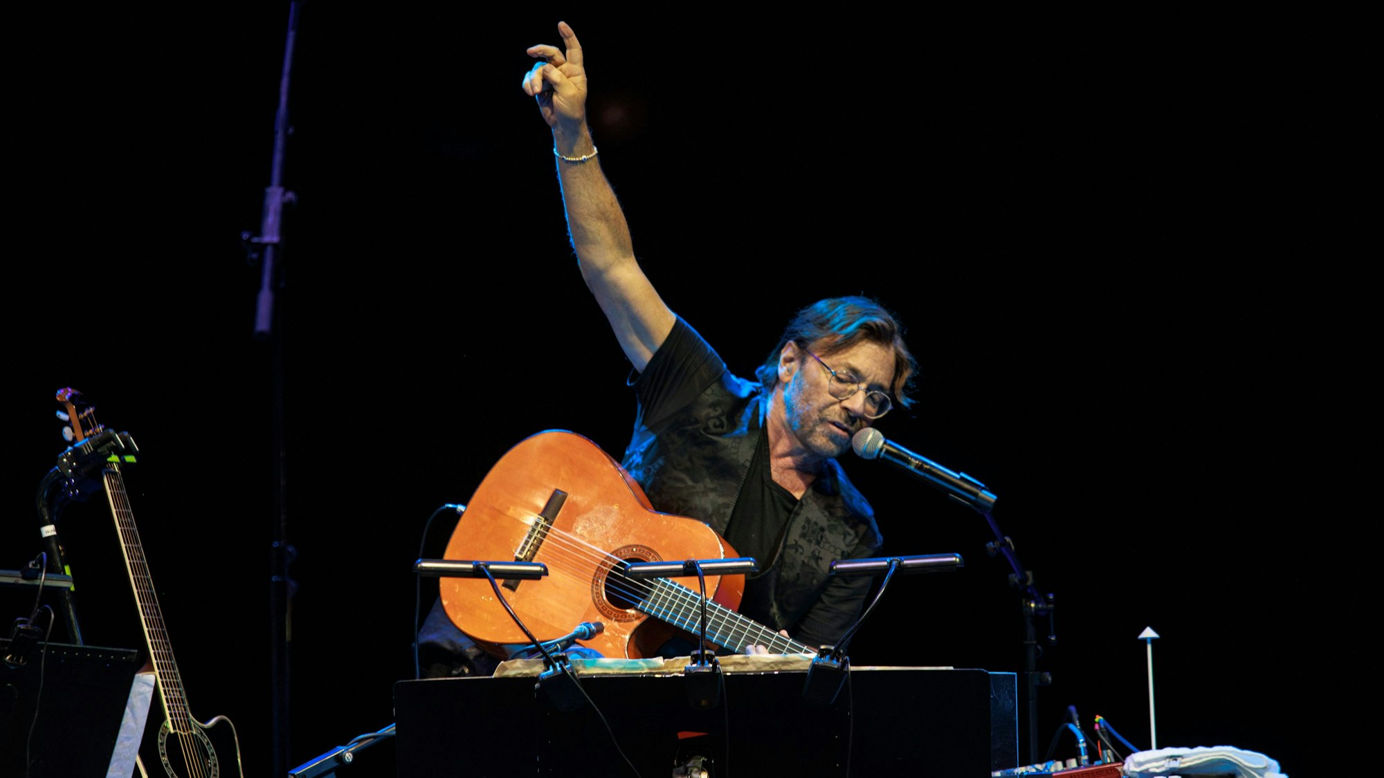 Al Di Meola hebt während seines Auftritts in Bukarest, Rumänien, am Mittwochabend, 27. September 2023, seine Hand im Konzertlokal Arenele Romane.