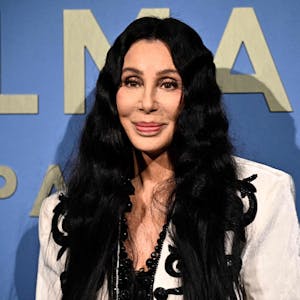Die US-amerikanische Sängerin und Schauspielerin Cher posiert während eines Fototermins vor der Balmain-Show im Rahmen der Pariser Modewoche für Damenmode Frühjahr/Sommer 2024 am 27. September 2023 in Paris.