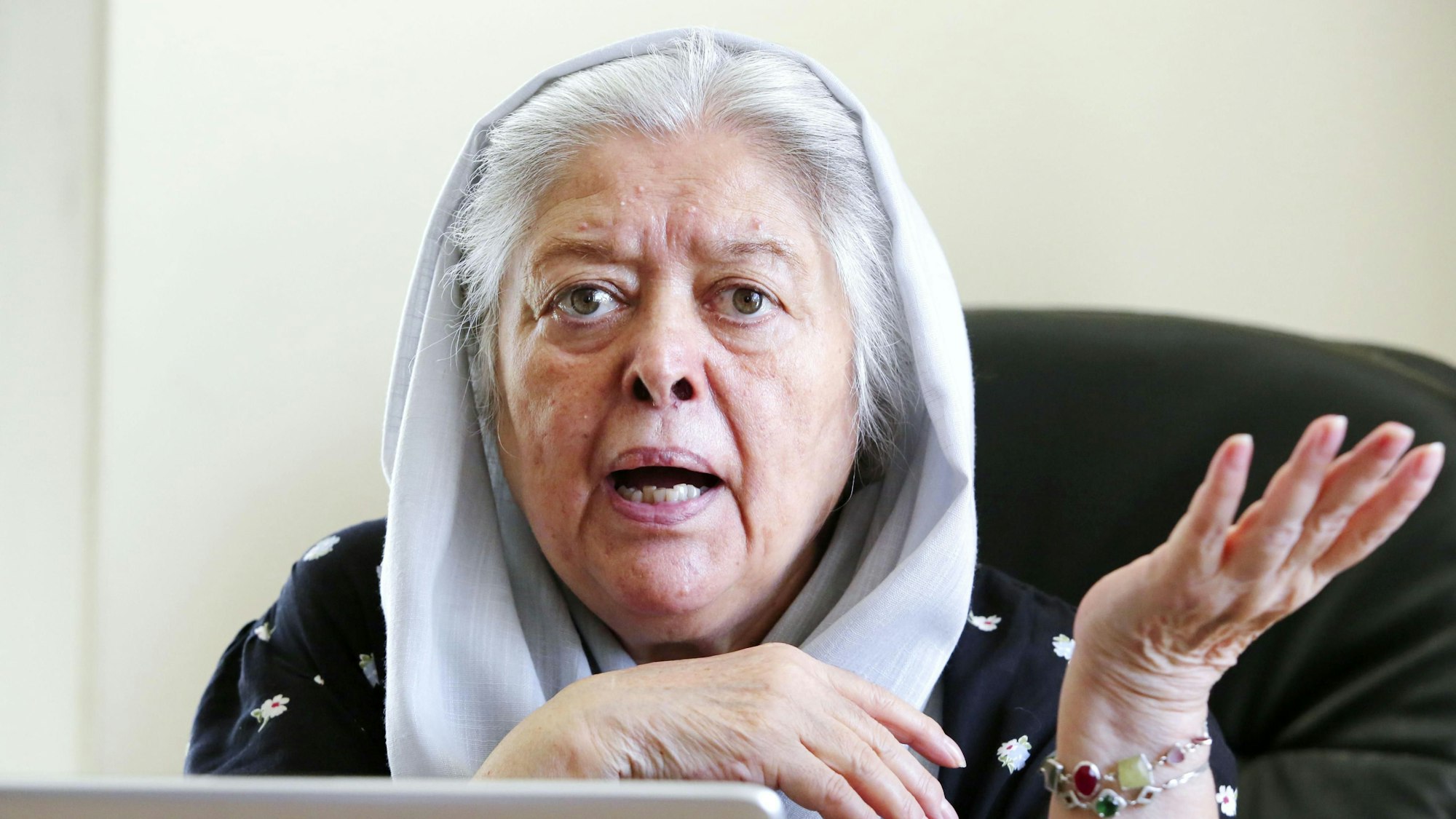 Mahbouba Seraj, afghanische Frauenrechtsaktivistin, gibt ein Interview in Kabul.