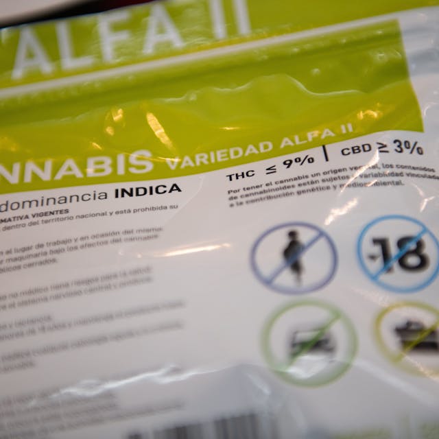 Verkaufspackung mit fünf Gramm Cannabis in einem Geschäft in Uruguay.
