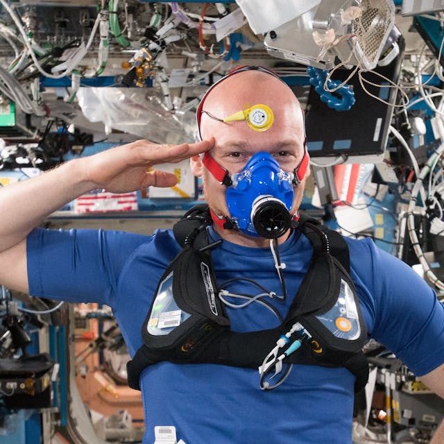 Alexander Gerst salutiert beim Selfie während einer anstrengenden Versuchsreihe zur Entwicklung neuer Textilien und Instrumente auf der Internationalen Weltraumstation ISS.