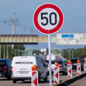 Ein Tempo-50-Schild auf der Kölner Zoobrücke.