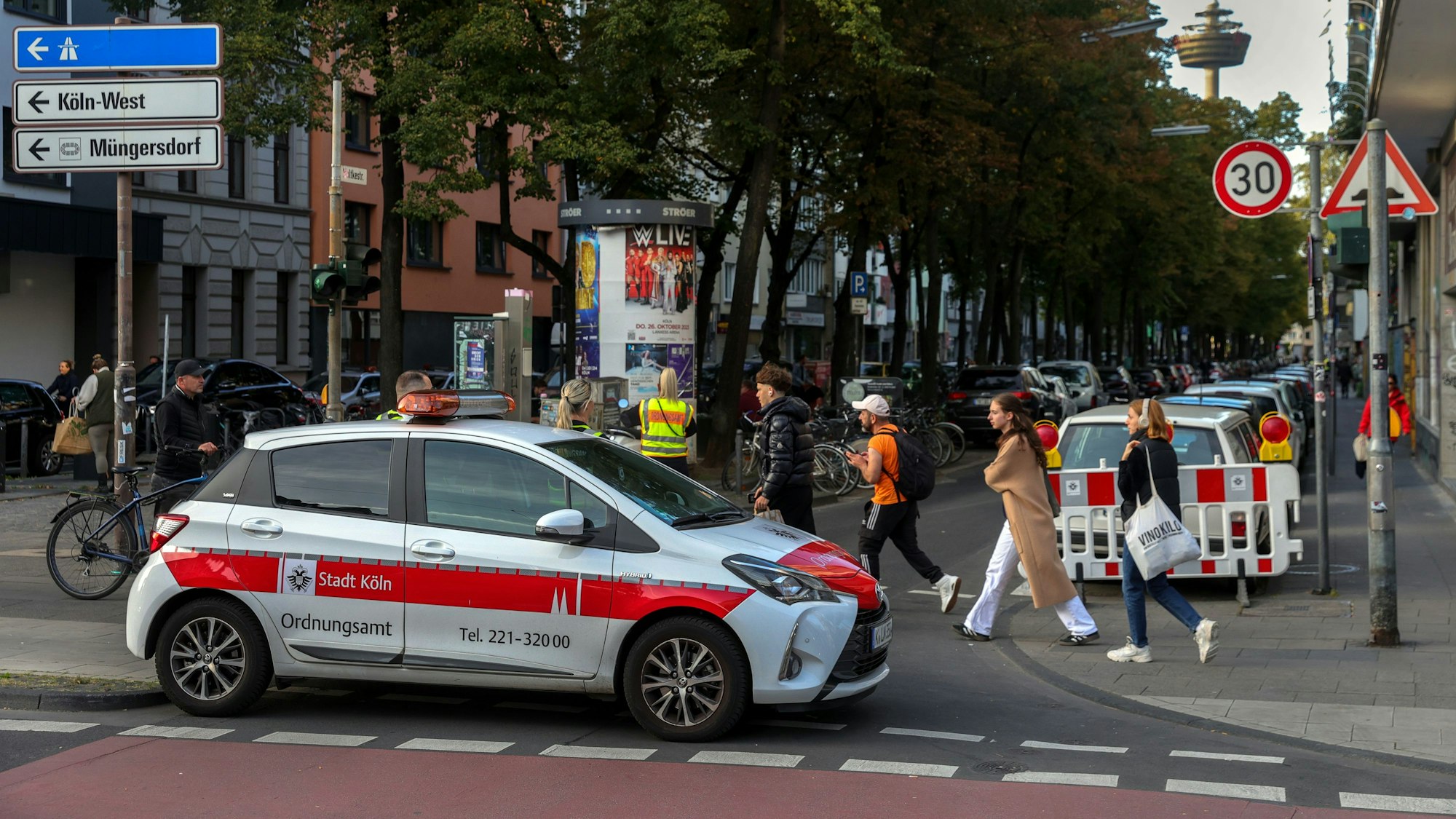 Ein Fahrzeug des Ordnungsamtes sperrt eine Straße im Belgischen Viertel.