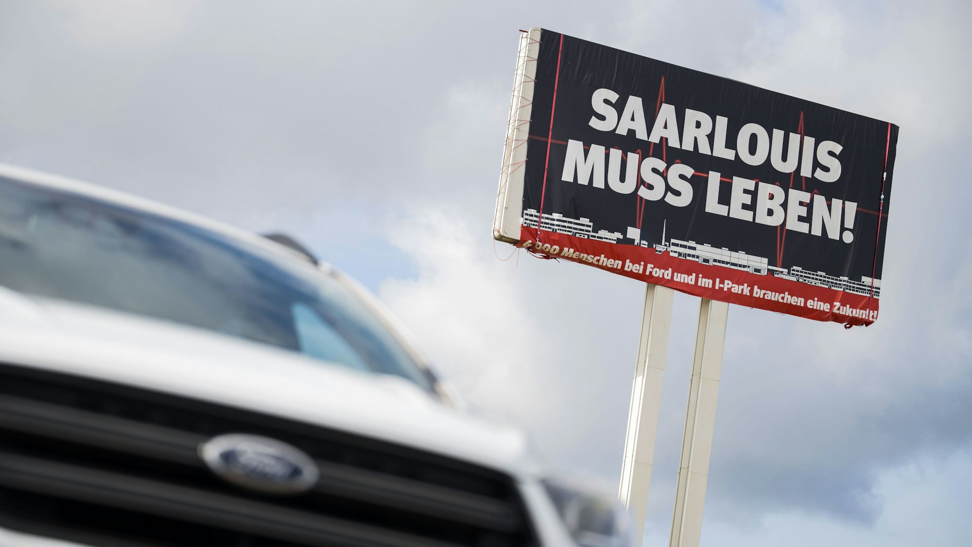 Bei einer Betriebsversammlung kämpfen Ford-Mitarbeiter für das Werk Saarlouis. Am Donnerstag wurde bekannt, dass die Gespräche mit dem Investor geplatzt sind. (Symbolbild)