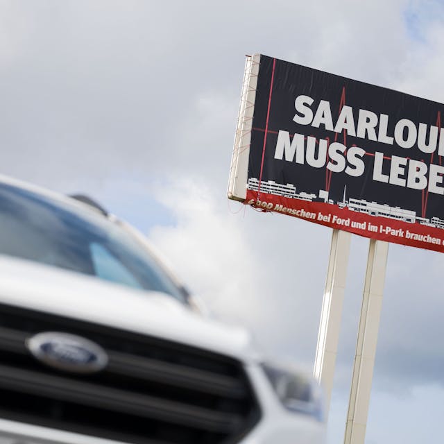 Bei einer Betriebsversammlung kämpfen Ford-Mitarbeiter für das Werk Saarlouis. Am Donnerstag wurde bekannt, dass die Gespräche mit dem Investor geplatzt sind. (Symbolbild)