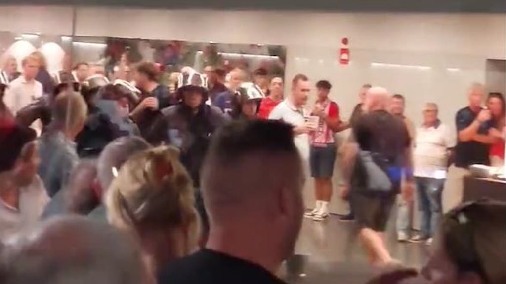Chaotische Szenen mitsamt Polizei-Einsatz beim Spiel in der Champions League zwischen Atlético Madrid und Feyenoord Rotterdam.