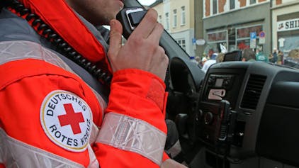 Ärmelaufnäher mit Logo des Deutschen Roten Kreuzes auf einer Einsatzjacke.