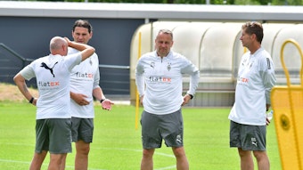 Der Trainerstab von Borussia unterhält sich während eines Trainings.
