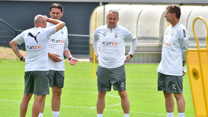 Der Trainerstab von Borussia unterhält sich während eines Trainings.