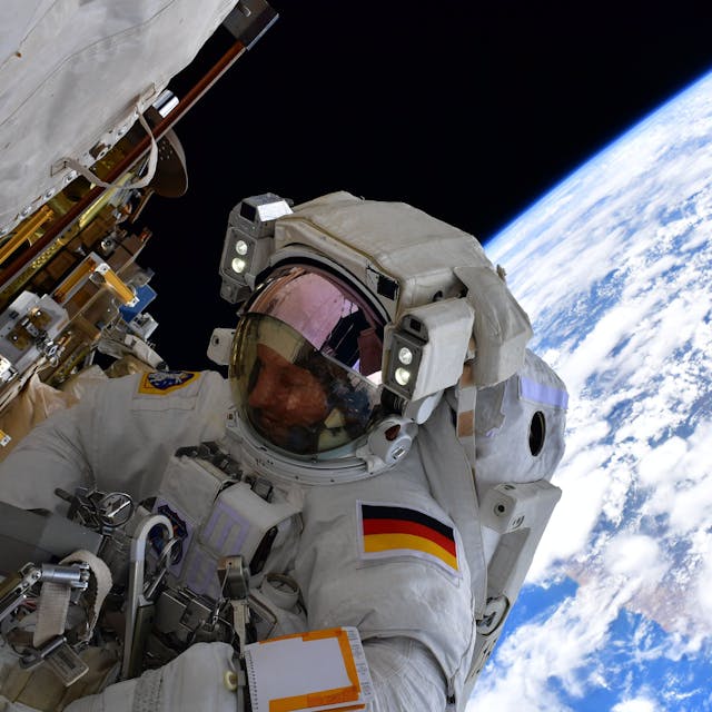 Der deutsche Astronaut Matthias Maurer arbeitet während eines Außeneinsatzes an der Raumstation ISS.&nbsp;