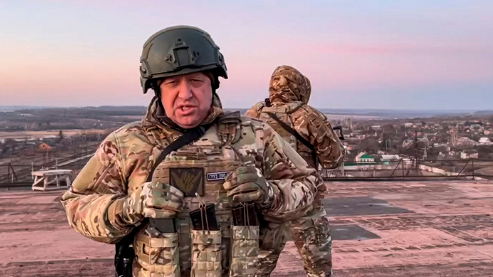Auf diesem vom Prigoschin-Pressedienst am Freitag, dem 3. März 2023, veröffentlichten Handout-Foto aus einem Video wendet sich Jewgeni Prigoschin, Chef der Söldnertruppe Wagner, an den ukrainischen Präsidenten.