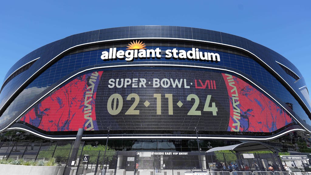 Eine große Anzeige am Allegiant Stadium weist auf den Super Bowl hin, der dort 2024 stattfinden wird.