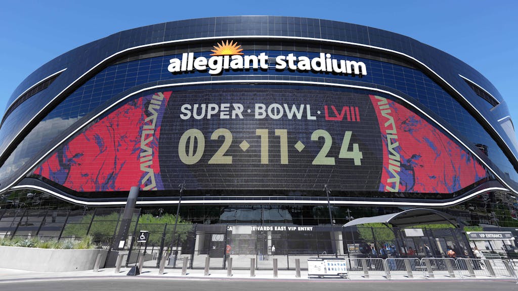 Eine große Anzeige am Allegiant Stadium weist auf den Super Bowl hin, der dort 2024 stattfinden wird.